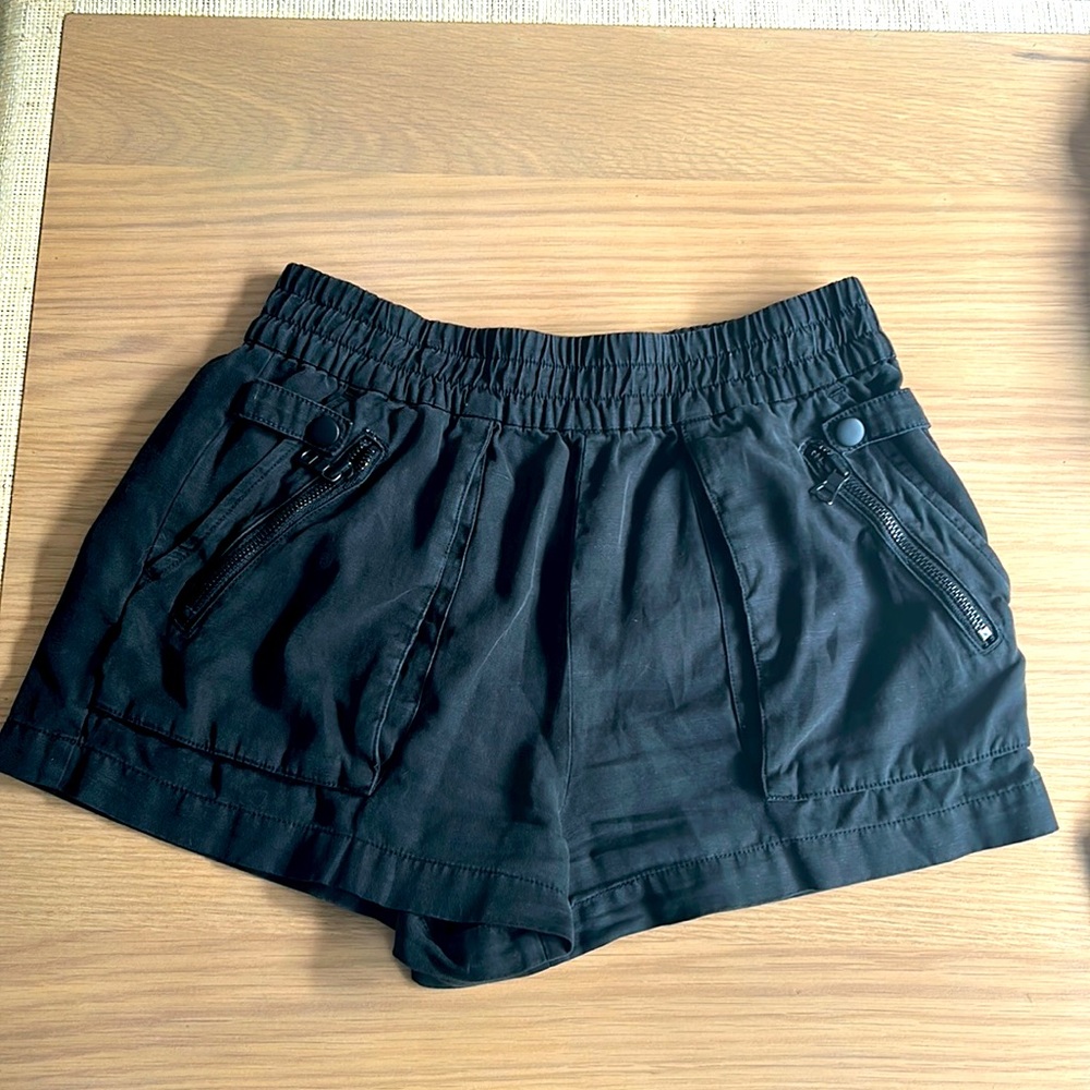 ALICE + OLIVIA BLACK CARGO SHORTS